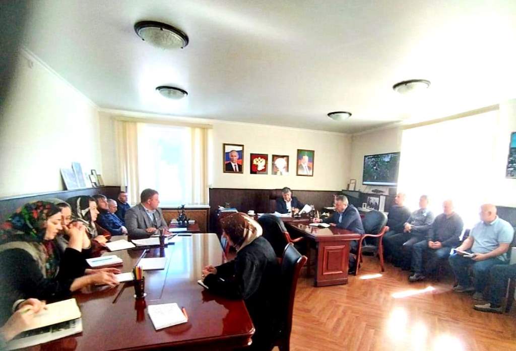 Глава Гунибского района провел аппаратное совещание по вопросам управления и благоустройства