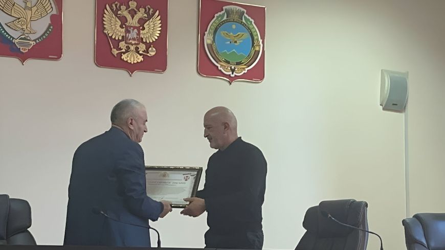 Руководство Дахадаевского района получило благодарственные письма за поддержку военнослужащих