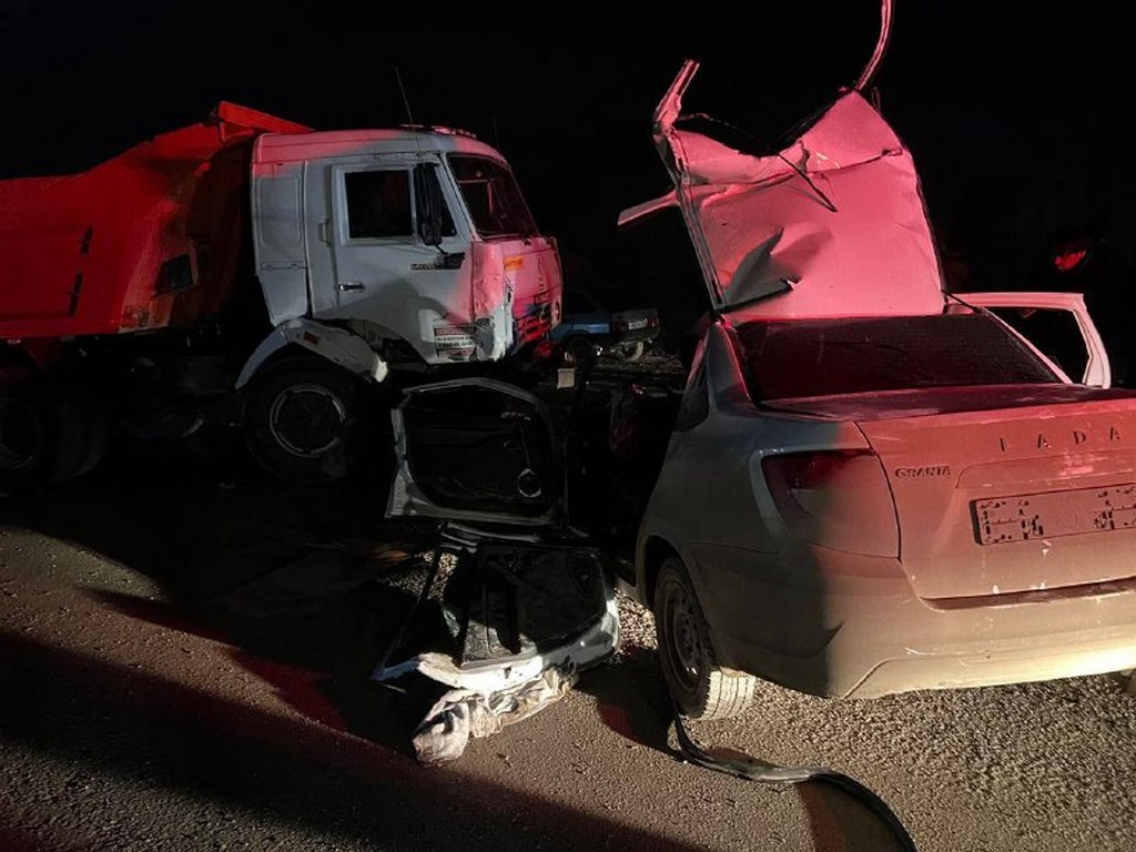 «КамАЗ» столкнулся с легковушкой в Дагестане, погиб один человек