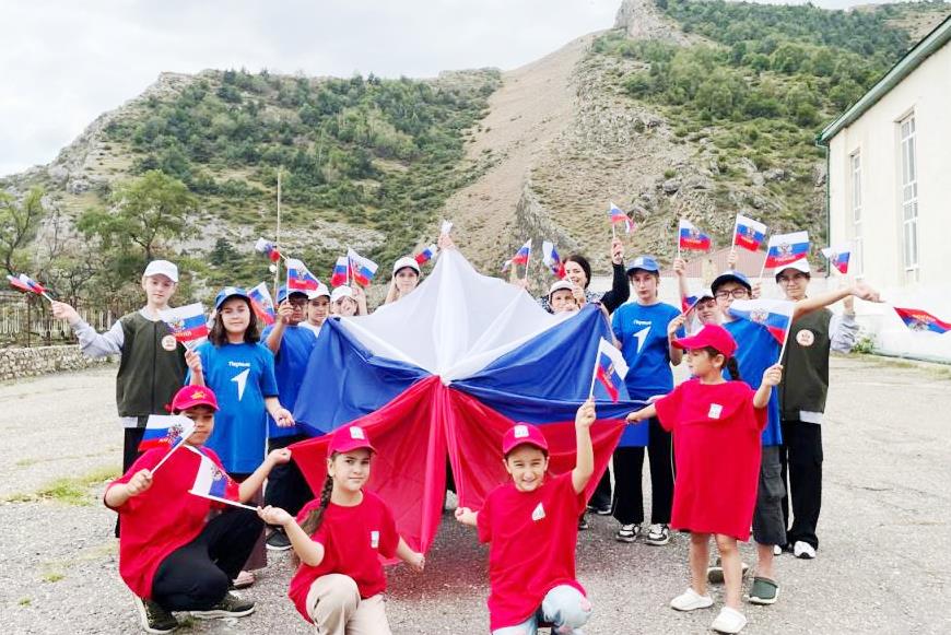 В Гунибском районе отметили День Государственного флага России патриотическими акциями