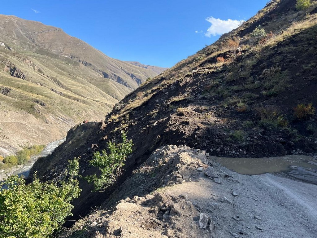 В Чародинском районе сход горных пород перекрыл движение машин