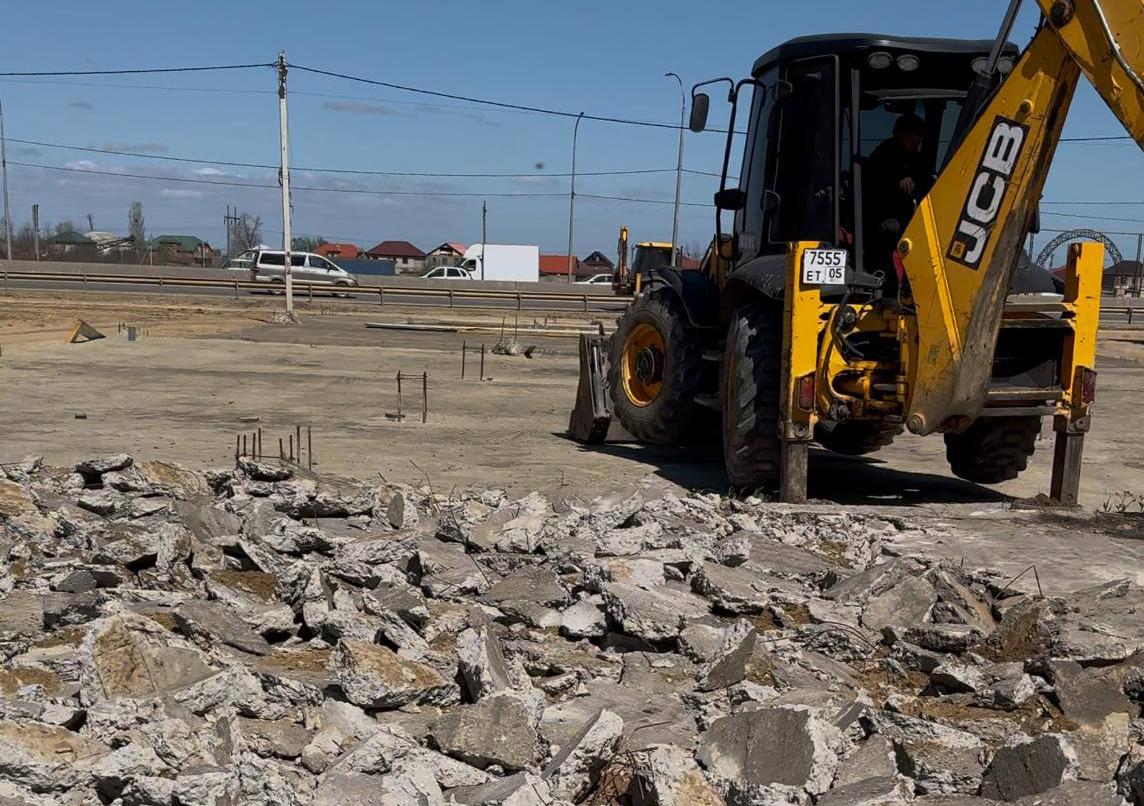 В Махачкале после исков властей снесли два незаконных капитальных строения