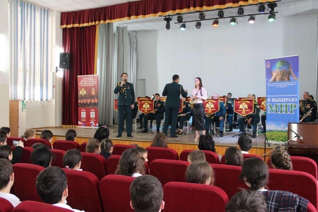 Военный оркестр Росгвардии выступил с концертом для жителей Дагестана