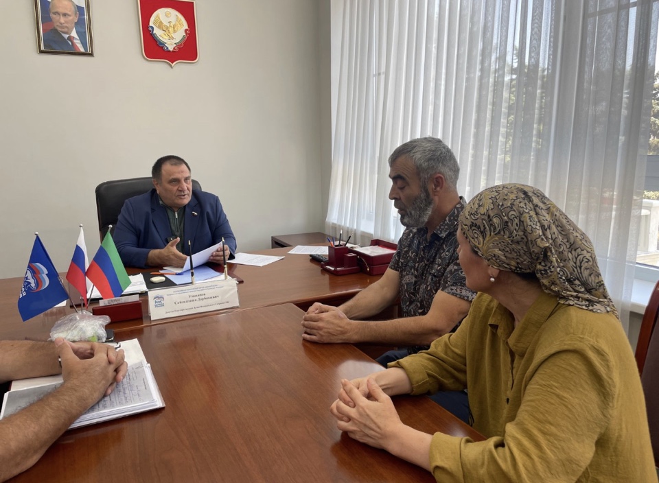 Депутат Госдумы РФ Сайгидпаша Умаханов провел прием граждан в Махачкале