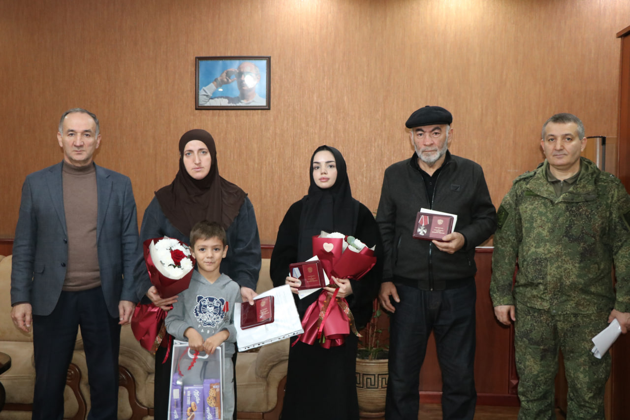 В Казбековском районе вручили государственные награды родным погибших участников СВО