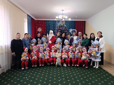 Депутат Азад Гаджиев поздравил детей Дербентского района с Новым годом