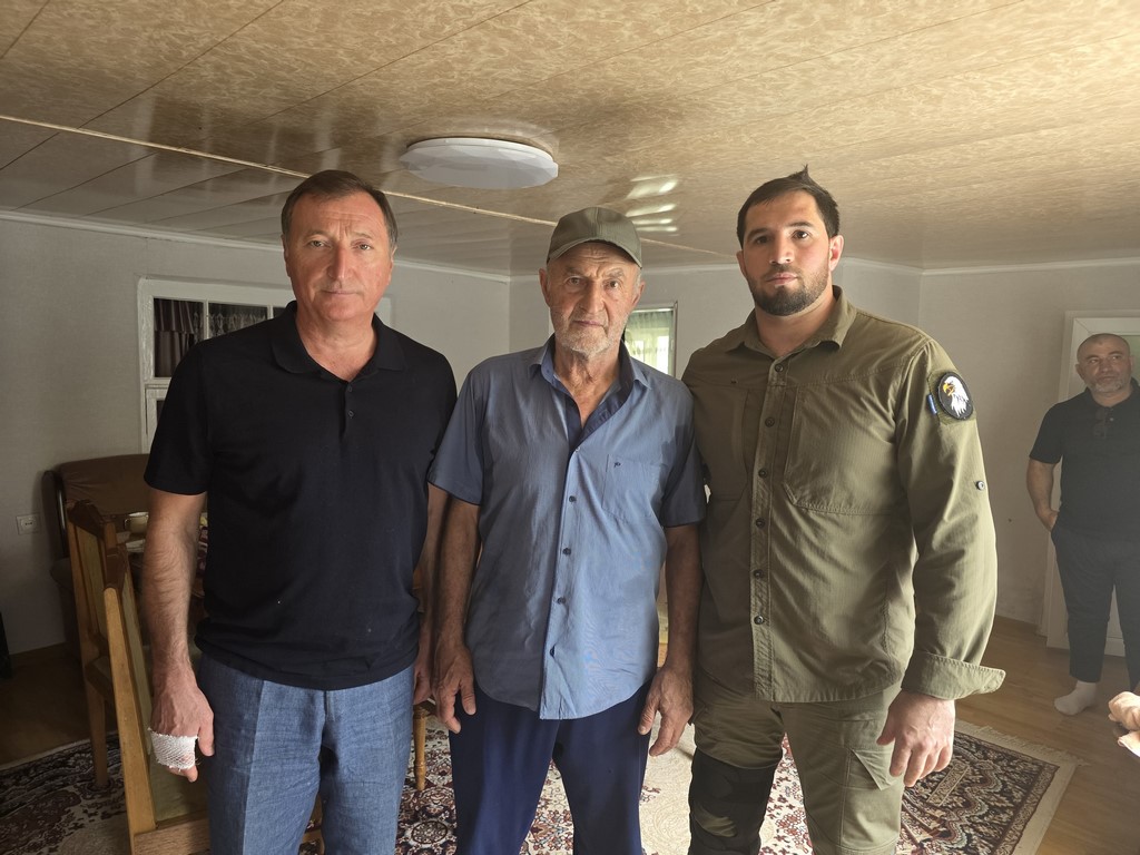 Заур Аскендеров посетил Ахмеда Омарова - отца пятерых участников СВО