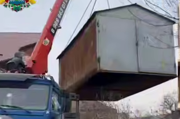 В Махачкале на одной из улиц демонтировали незаконно установленные гаражи