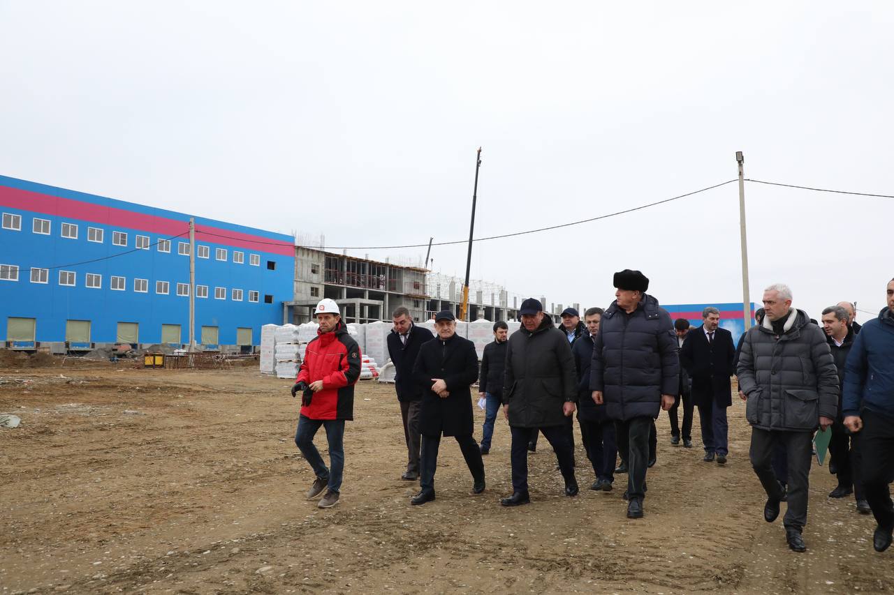 Абдулмуслим Абдулмуслимов ознакомился с ходом строительства склада «Озон»