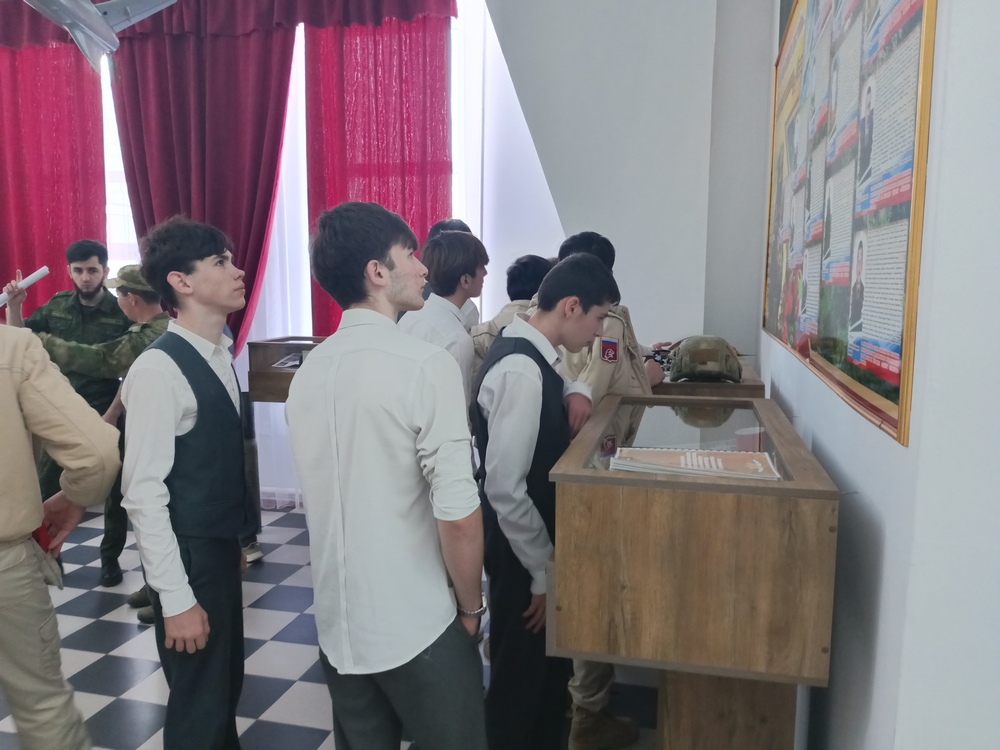 Военнослужащие махачкалинского соединения Росгвардии провели День открытых дверей для школьников