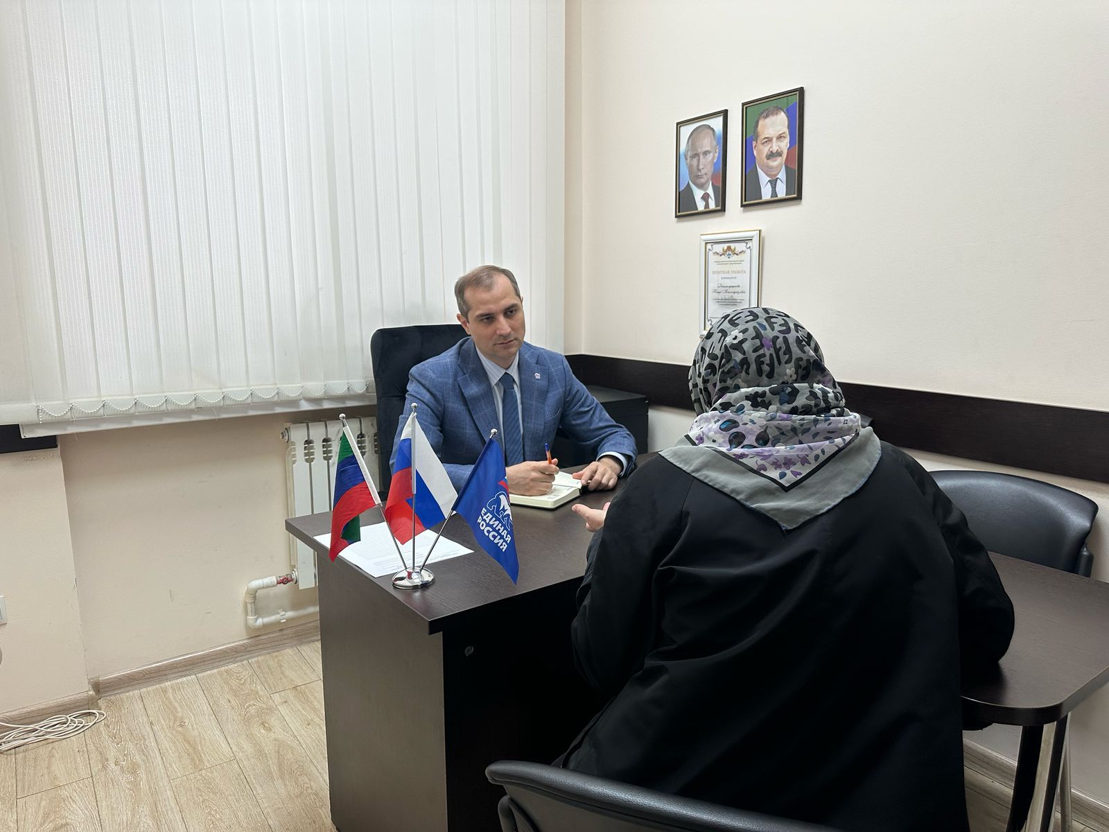 Депутат Заур Амиралиев оказал помощь в решении вопросов горожан