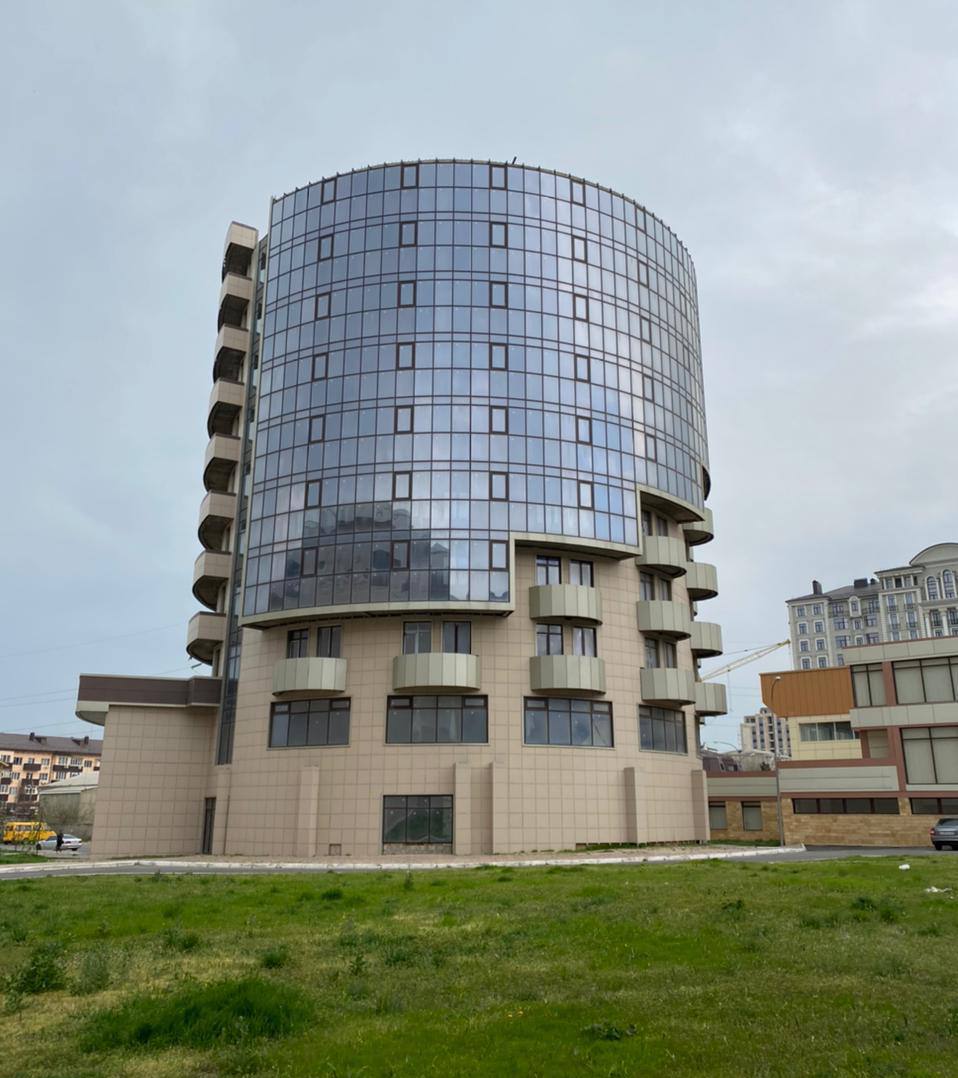 Власти Дагестана за полмиллиарда рублей продают здание гостиницы в центре Махачкалы
