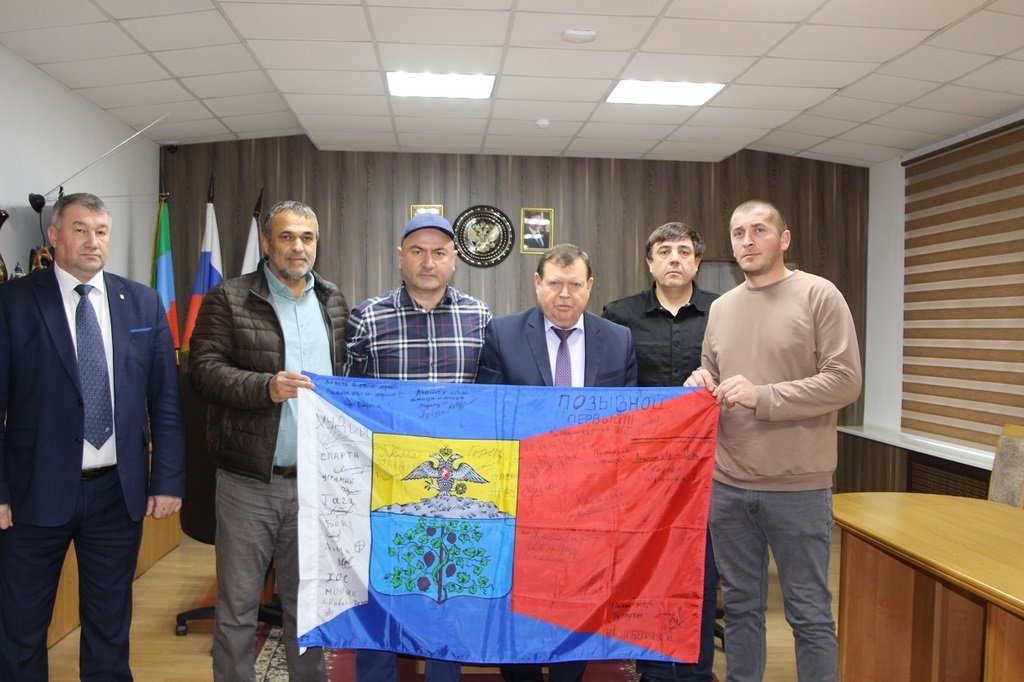 Флаг с автографами героев СВО передали в мэрию Кизляра