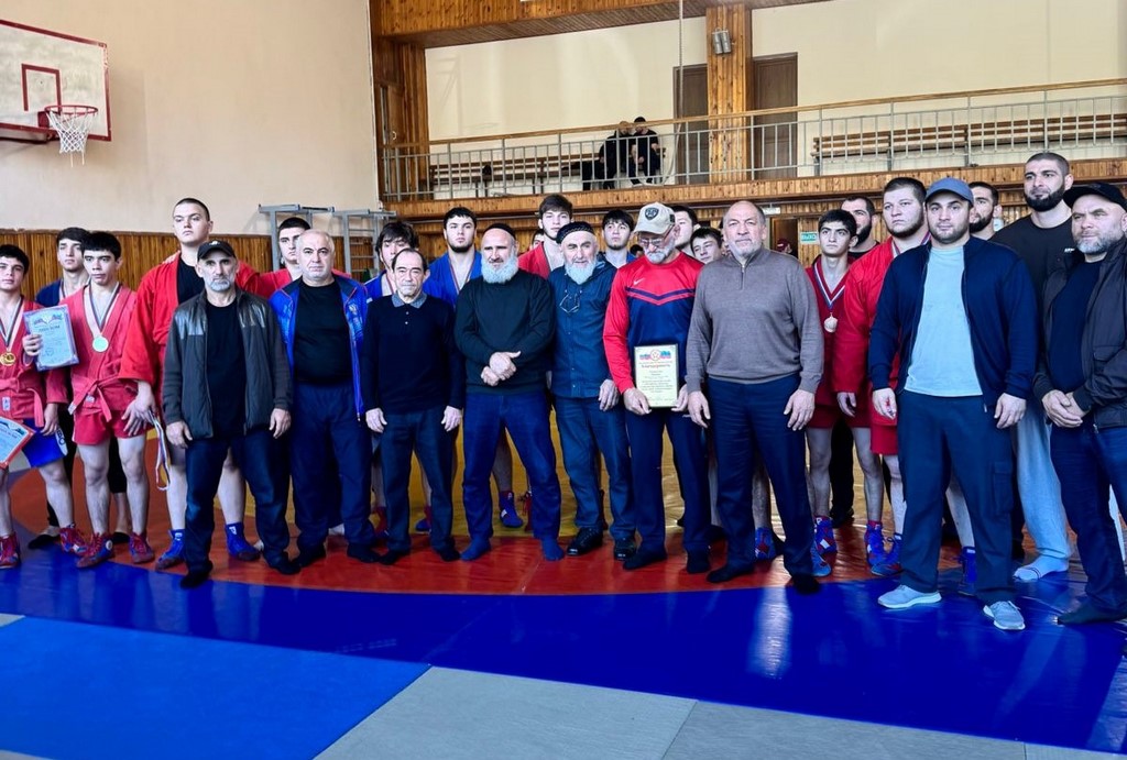 Определены чемпионы Дагестана по самбо среди молодежи