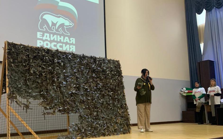 Мастер-класс по плетению маскировочных сетей для участников СВО прошел в Каспийске