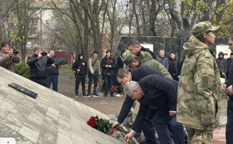 В Кизляре возложили цветы к памятнику мемориального комплекса «Память»