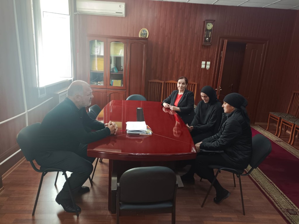 Глава Курахского района встретился с вдовой погибшего бойца из села Ашар