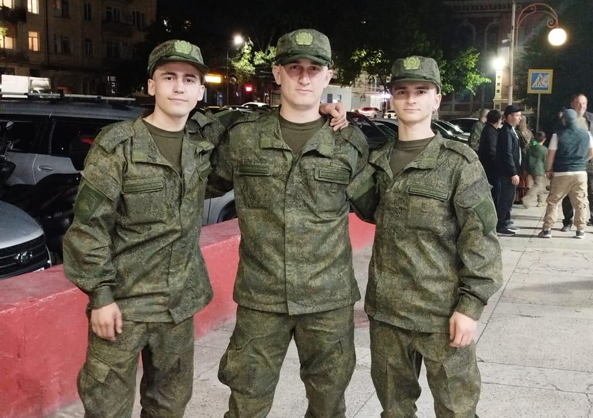 Более 20 новолакских призывников отправились на регулярную службу в армию