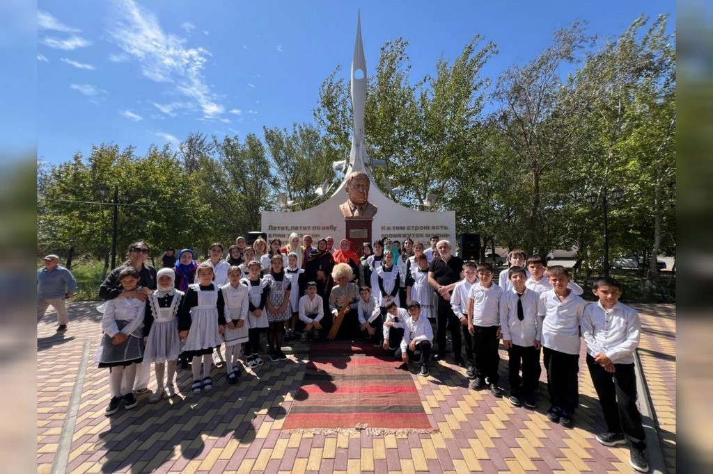 В Южно-Сухокумске почтили память поэта Расула Гамзатова