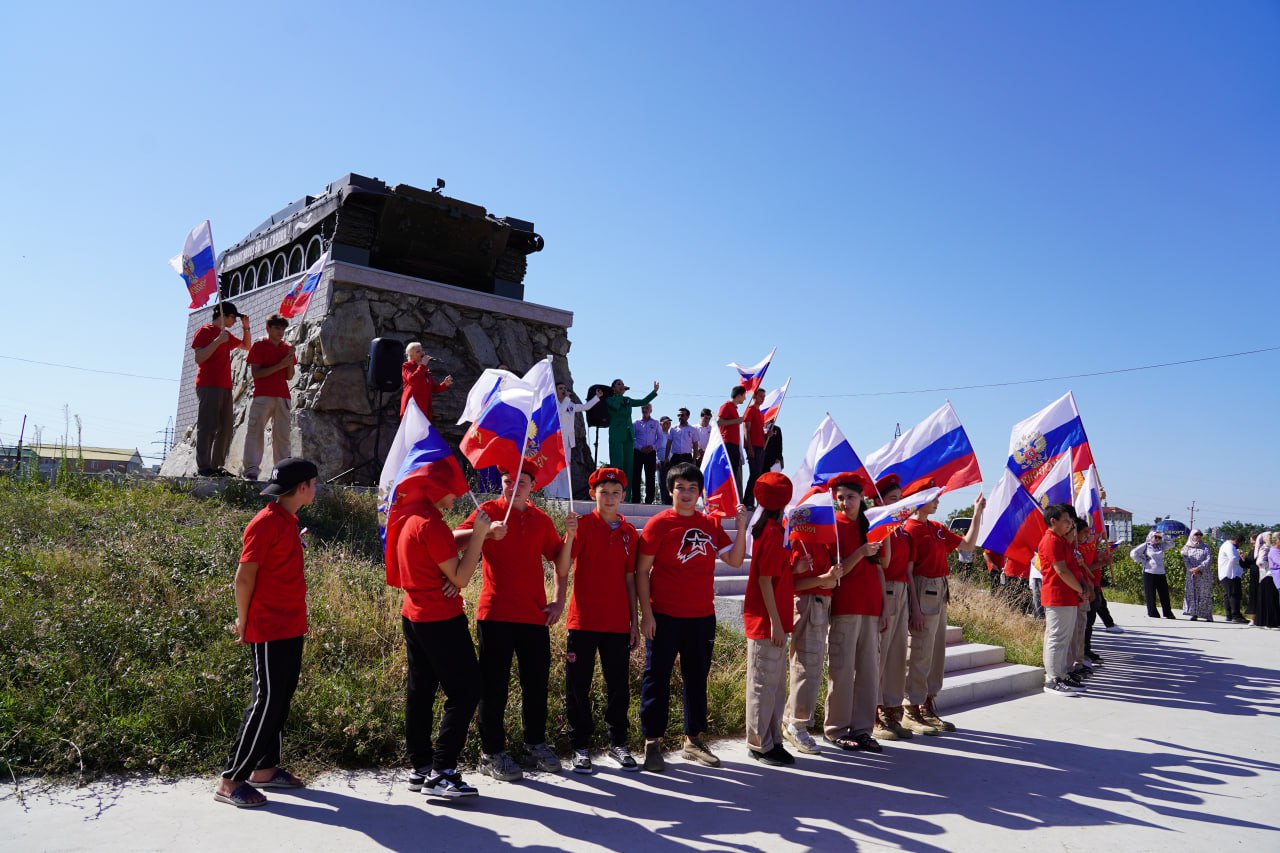 В Хасавюрте прошли мероприятия ко Дню Государственного флага России
