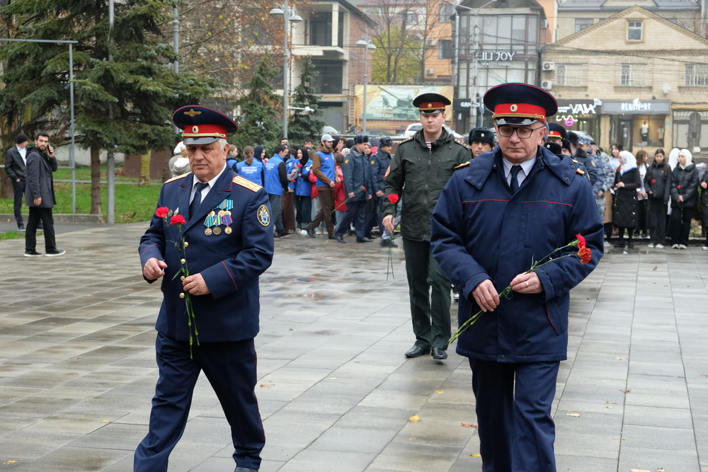 Росгвардейцы в Дагестане почтили память Неизвестного Солдата