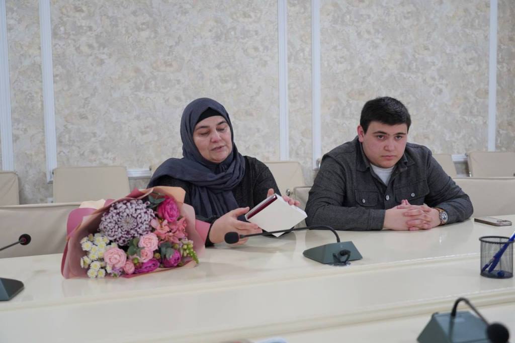 В Хасавюрте семье погибшего военнослужащего передали орден Мужества