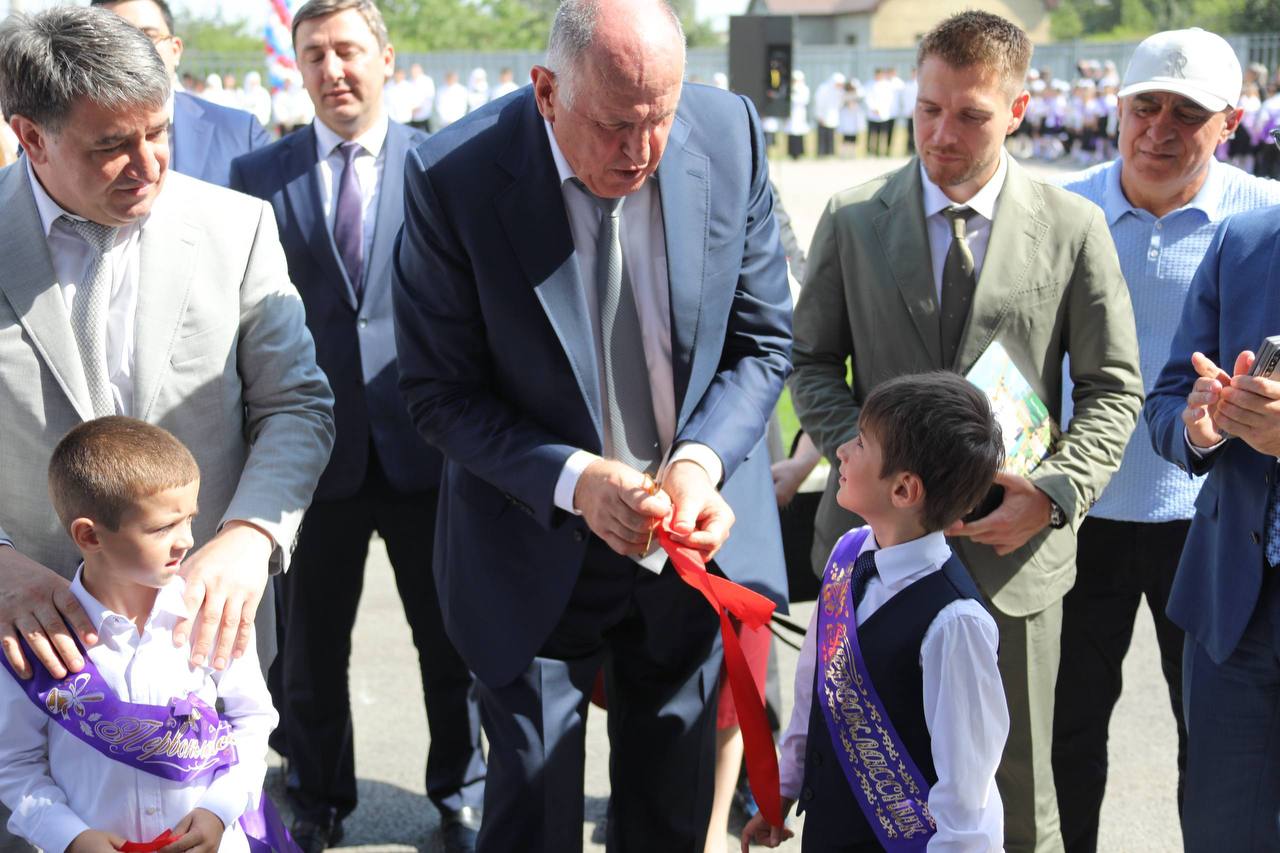 Абдулмуслим Абдулмуслимов открыл школу в поселке Шамхале