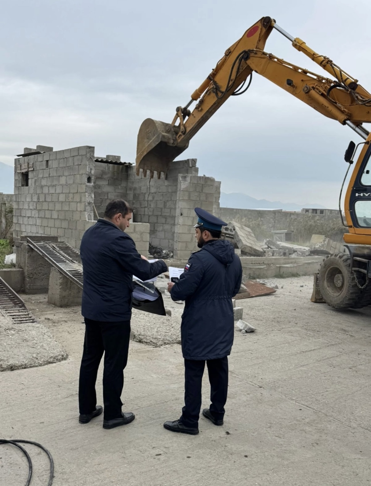 В Махачкале очистили землю садоводов от незаконно возведенной постройки