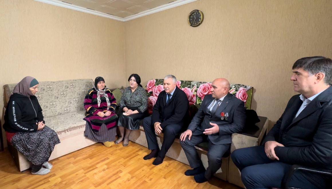 Представители администрации Кизлярского района встретились с матерью участника СВО Закарьи Алиева