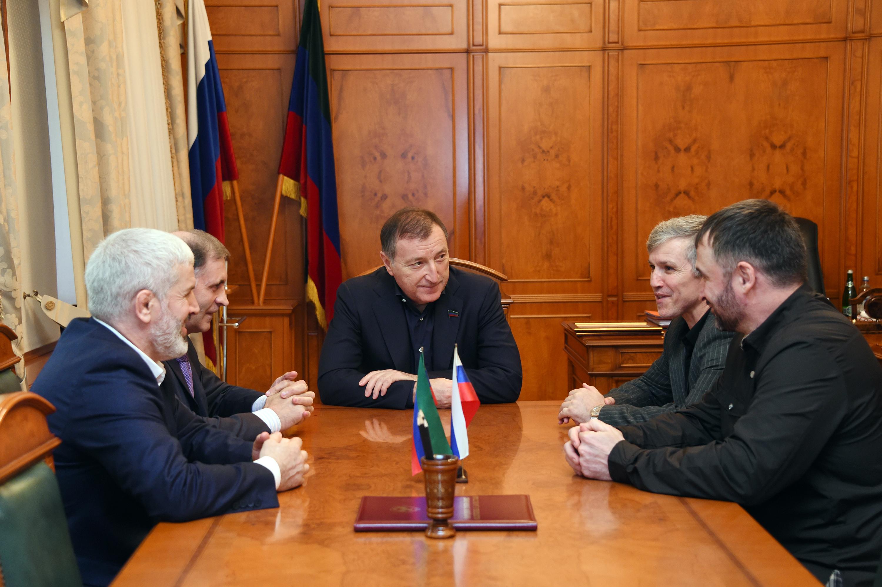 Заур Аскендеров вручил благодарственные письма участникам специальной военной операции