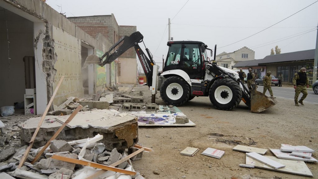 В поселке Шамхал принудительно снесен крупный объект самостроя