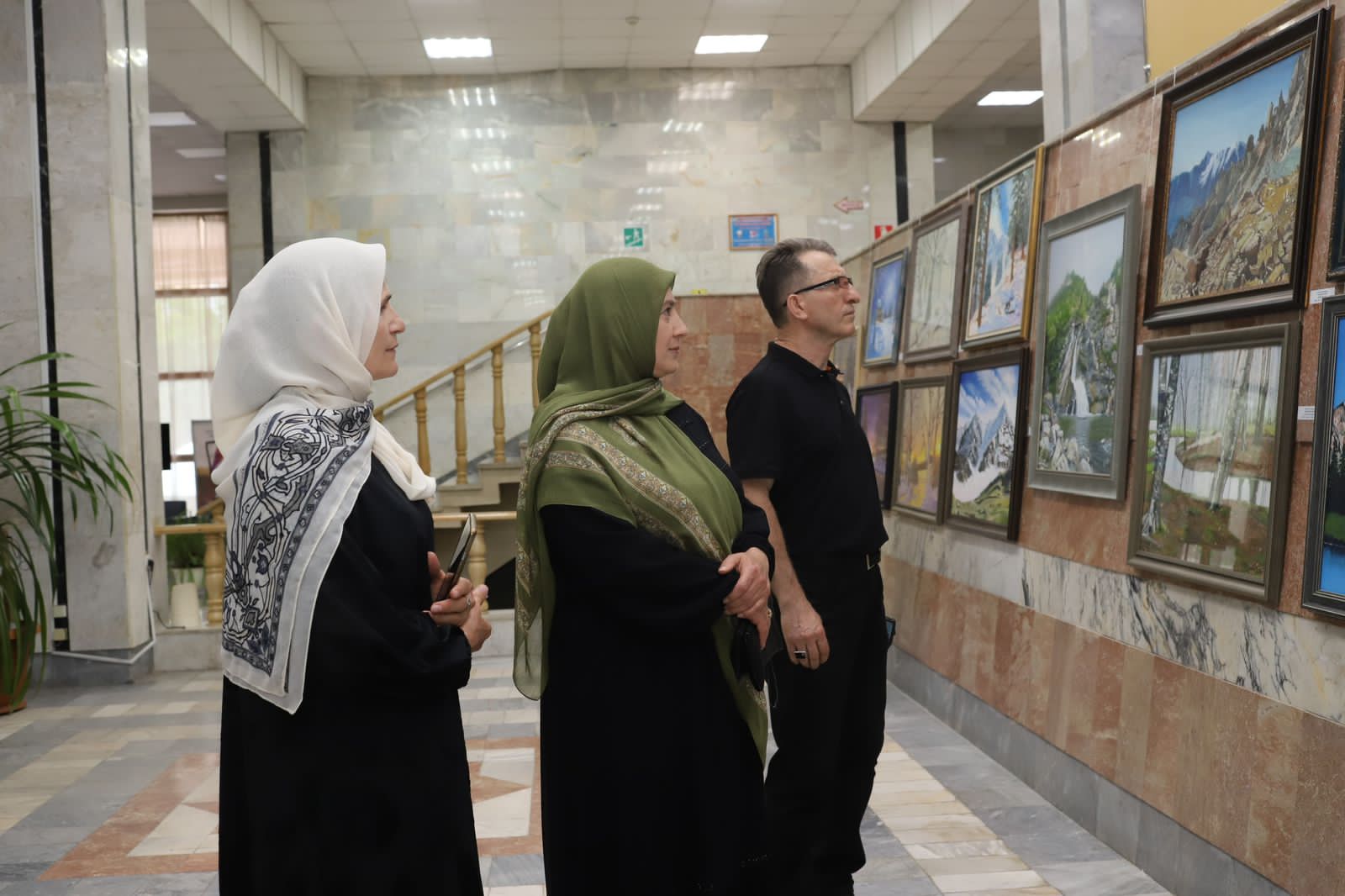 В Махачкале открылась выставка «Краски души» художницы Патимат Омаровой
