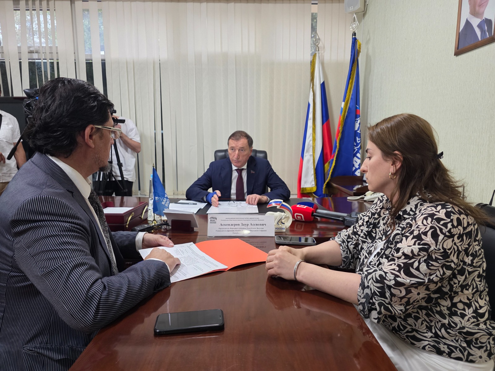 Спикер парламента Дагестана Заур Аскендеров выслушал обращения дагестанцев