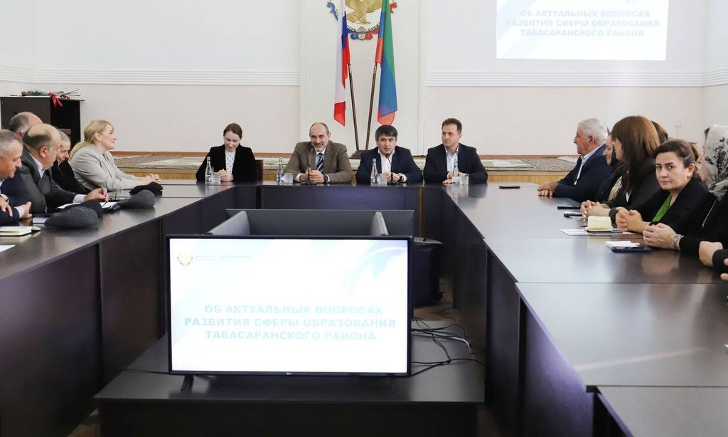 Яхья Бучаев вручил ведомственные награды педагогам Табасаранского района