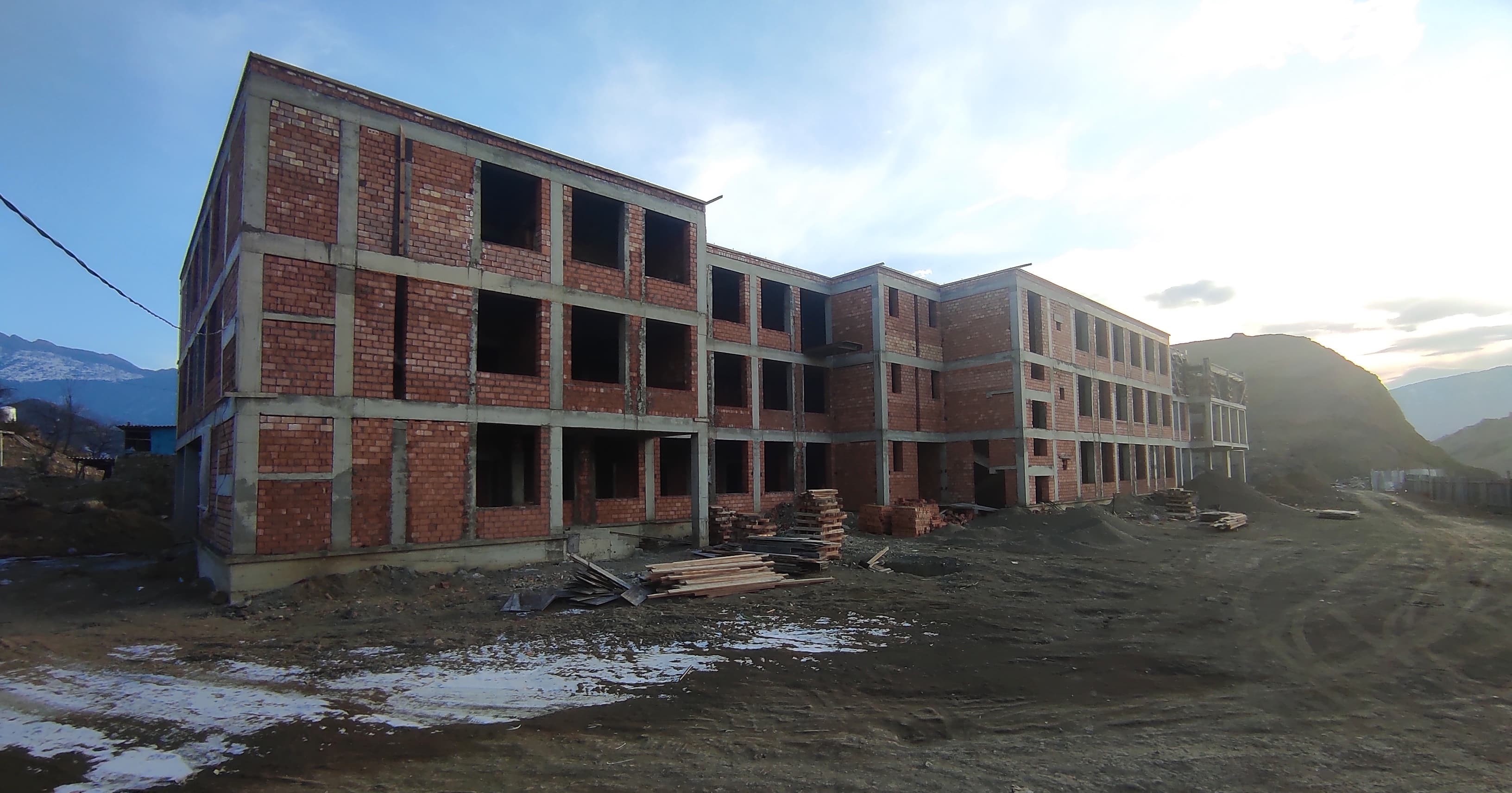 Единороссы проверили ход строительства школы в селе Аракани Унцукульского района