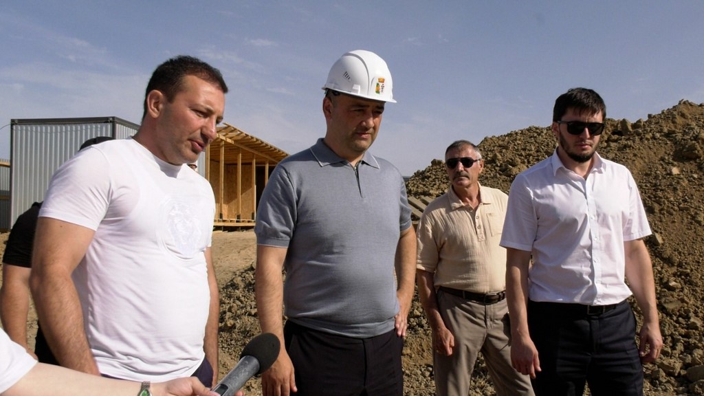 Глава Дербента проверил ход строительства детских садов в микрорайоне «Южный»