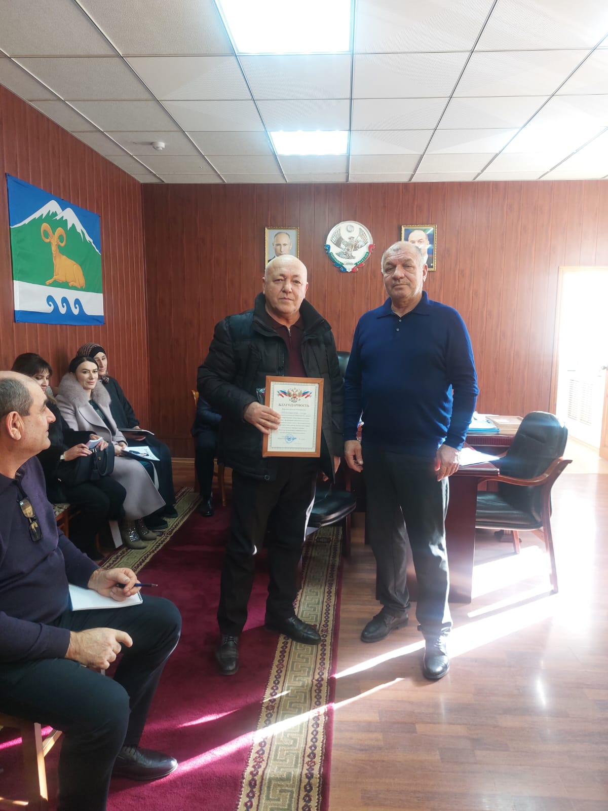 Глава Курахского района вручил благодарности ко Дню добровольца
