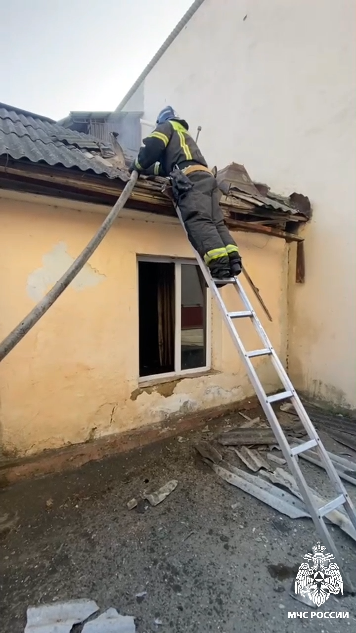 Частный жилой дом загорелся в Буйнакске