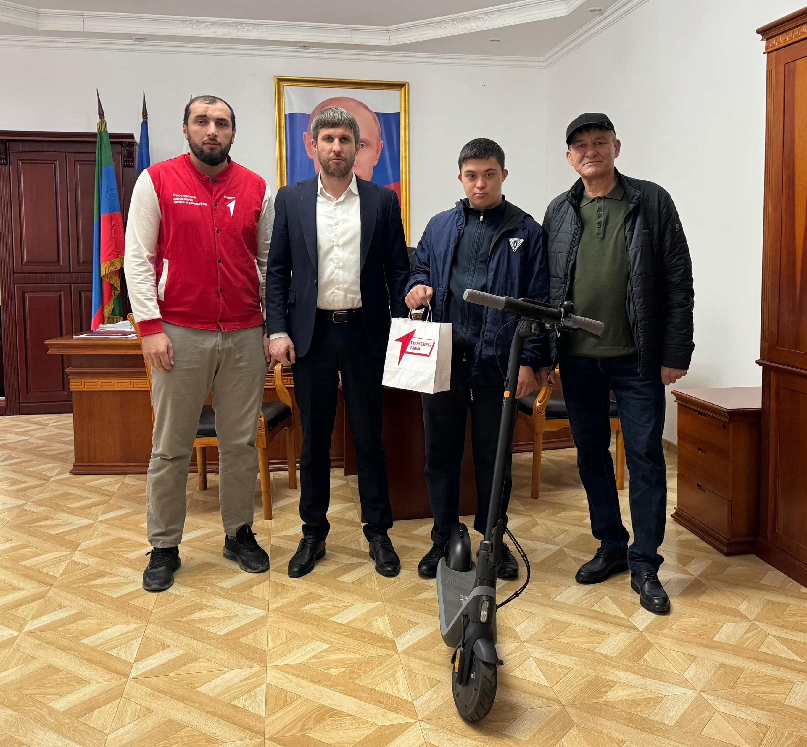 Школьники Казбековского района сплели маскировочные сети для военнослужащих