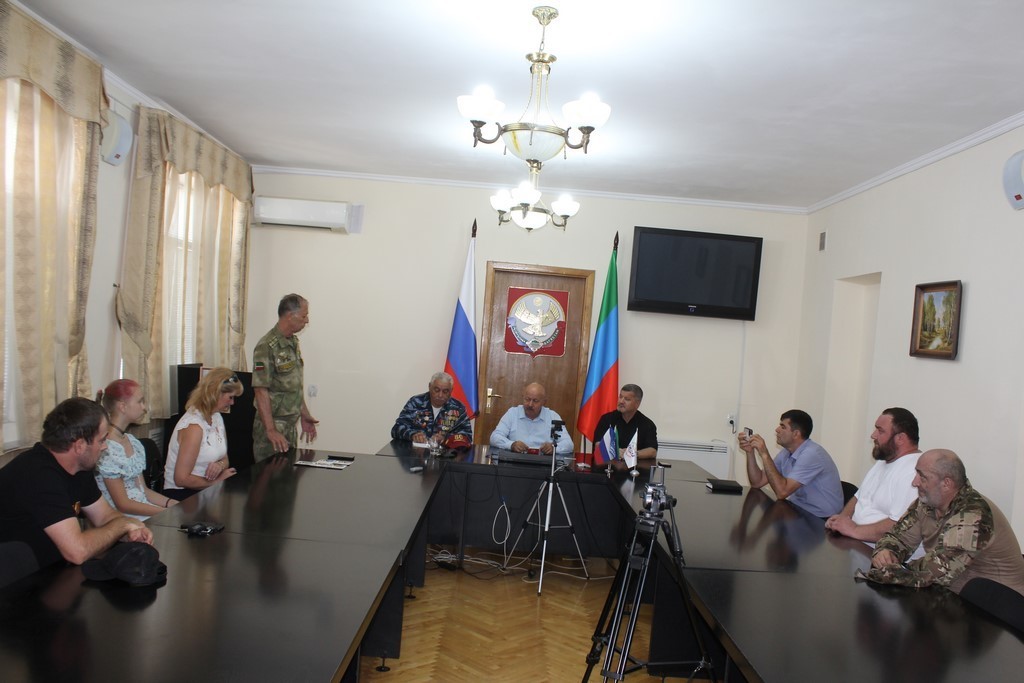 В Избербаше наградили медалями участников СВО