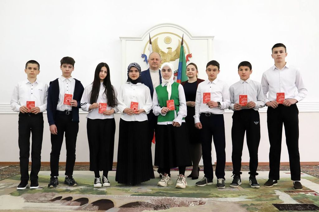 В Табасаранском районе торжественно вручили первые паспорта школьникам