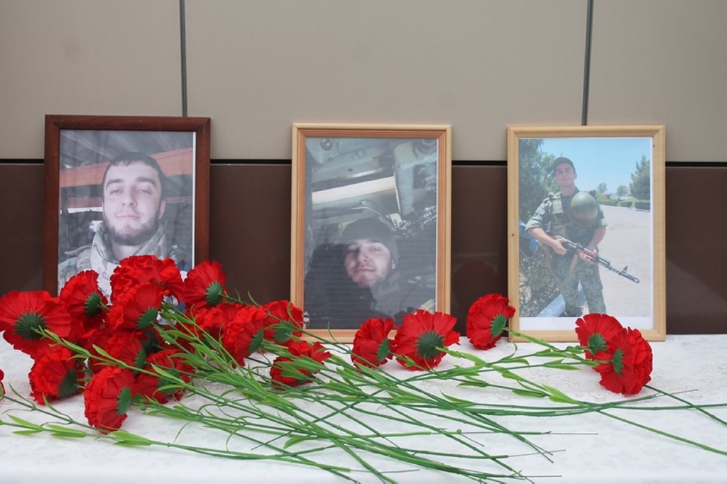 В Сулейман-Стальском районе увековечили память трех военнослужащих