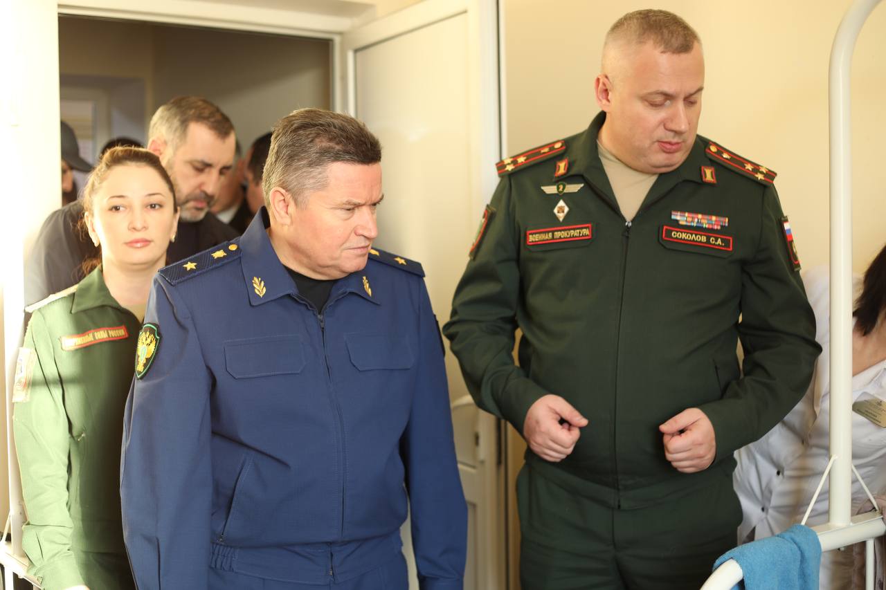 Виктор Эпп посетил военнослужащих в военном госпитале в Каспийске