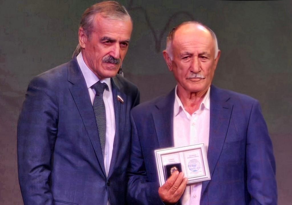 Учитель из Кизлярского района Шахбан Алиев награжден знаком «Отличник образования РД»