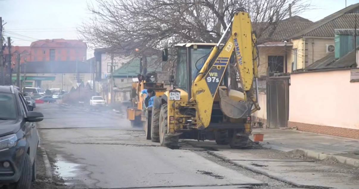 На трех улицах Каспийска восстанавливаются дорожные покрытия