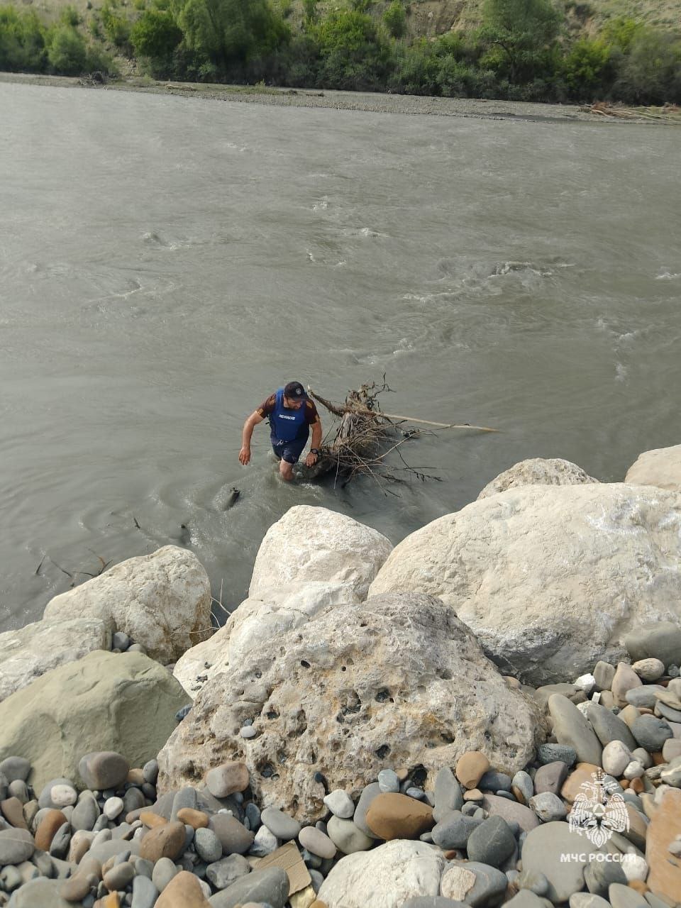Спасатели продолжают поиски 4-летнего мальчика, пропавшего в селе Бежте
