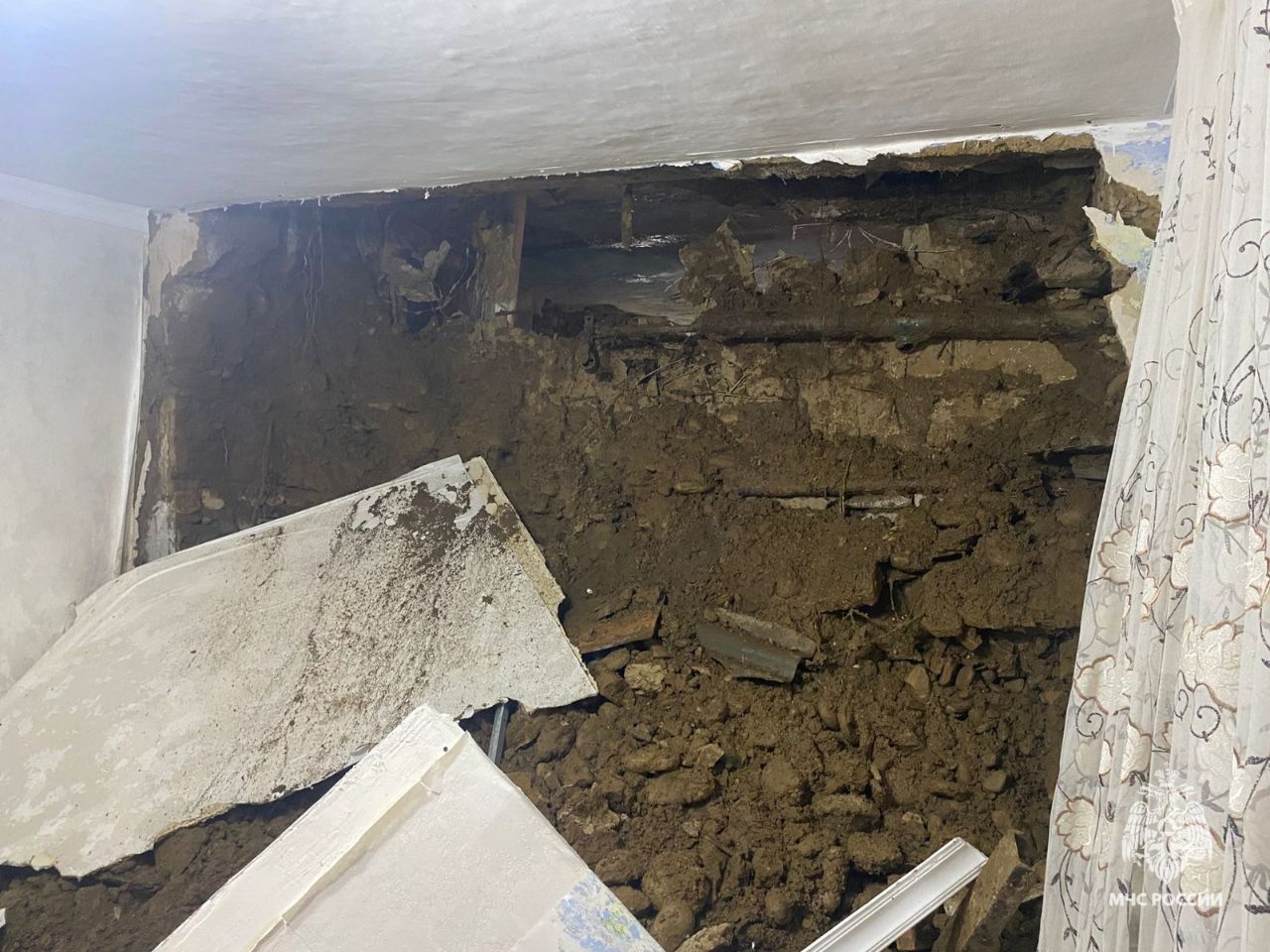 Стена частного дома обвалилась в Махачкале