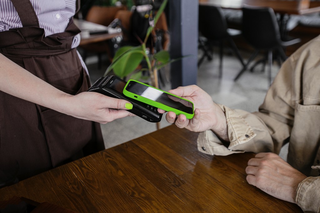 Доля офлайн-платежей за мобильную связь обновила исторический минимум