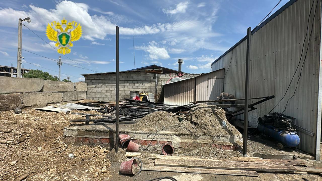 Трое человек пострадали при взрыве газа на автомойке в Хасавюрте