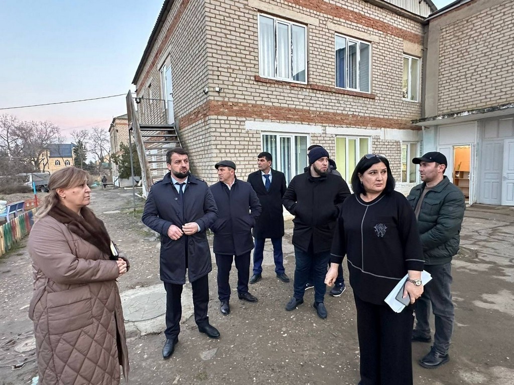 Единороссы Избербаша посетили учреждения образования, в которых планируется капремонт